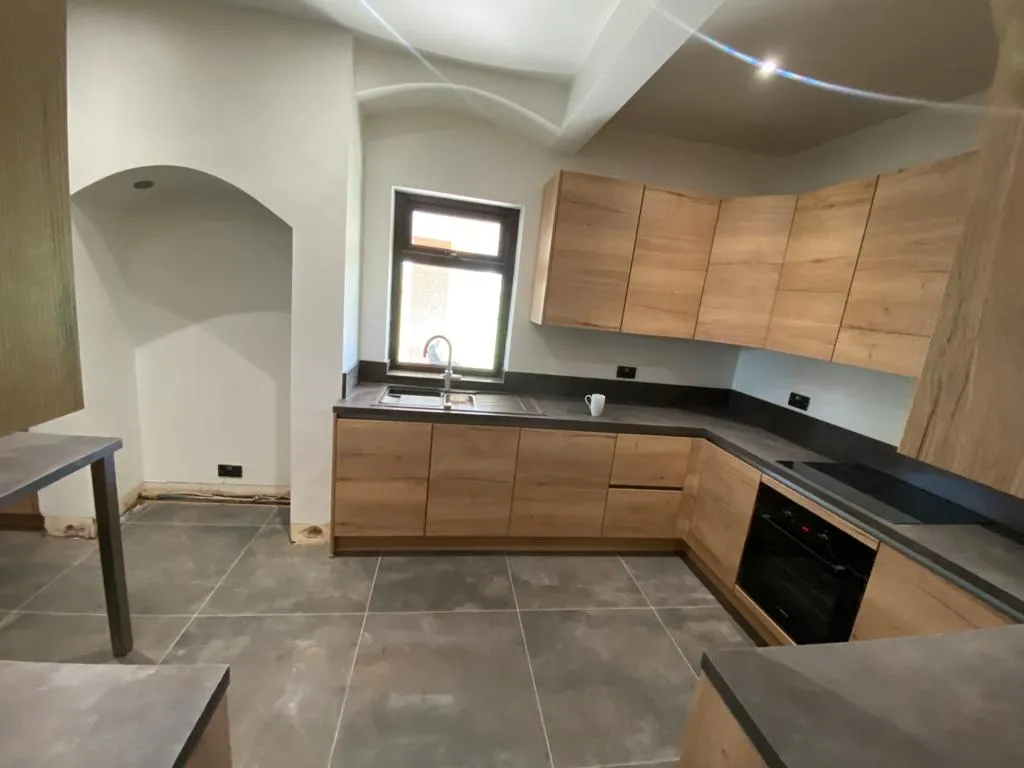 Anthracite & Wood U-Shape, Bolton, photo 3