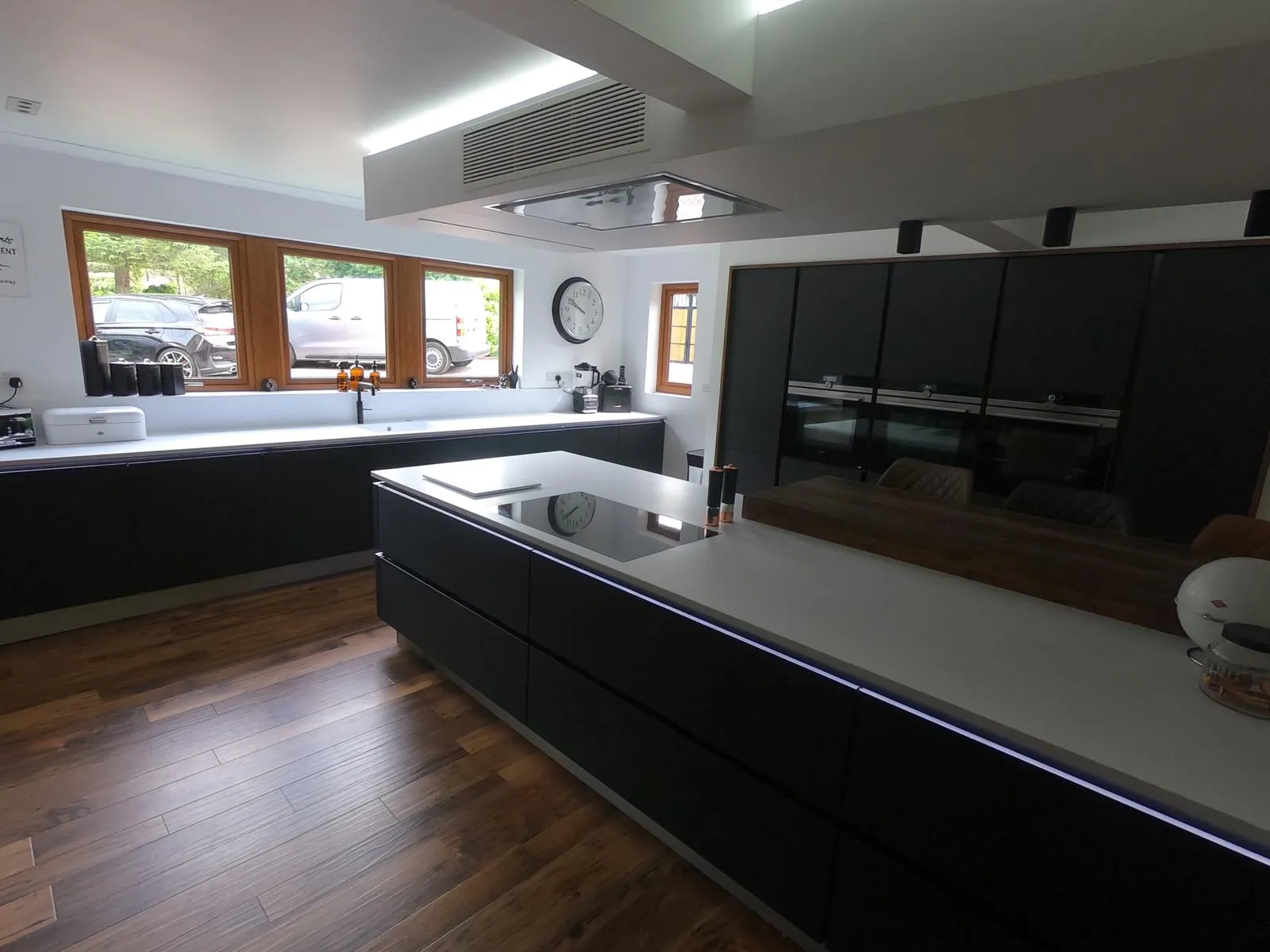 Light Grey Open-Plan Family Space, Burnley, photo 2
